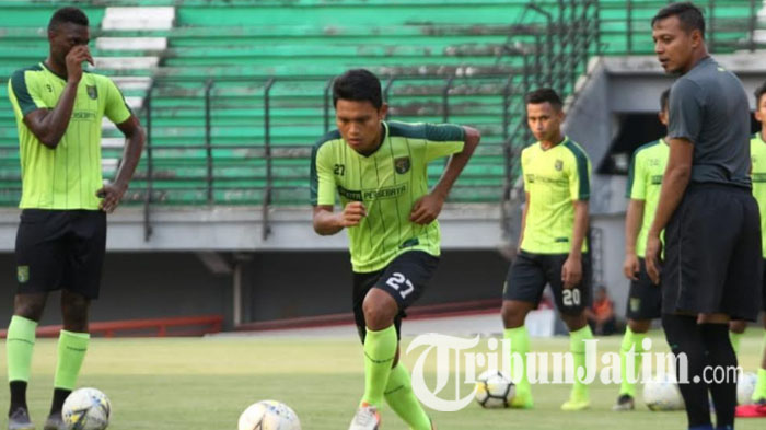 pemain-persebaya-surabaya-fandi-eko-utomo-berlatih-di-stadion-gelora-bung-tomo.jpg