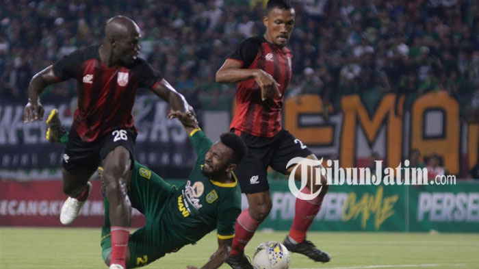 pemain-persebaya-surabaya-patrich-wanggai-berebut-bola-dengan-pemain-persis-solo.jpg