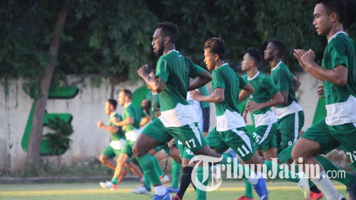 pemain-persebaya-surabaya-saat-berlatih-di-lapangan-polda-jatim-pemain-persebaya-latihan.jpg