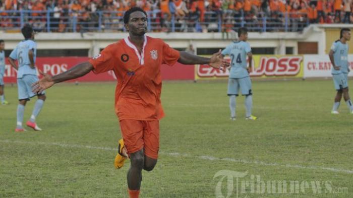 Djanur Sebut Absennya Osas Saha dan Manahati Lestusen dari Perseru Serui Tak Menguntungkan Persebaya