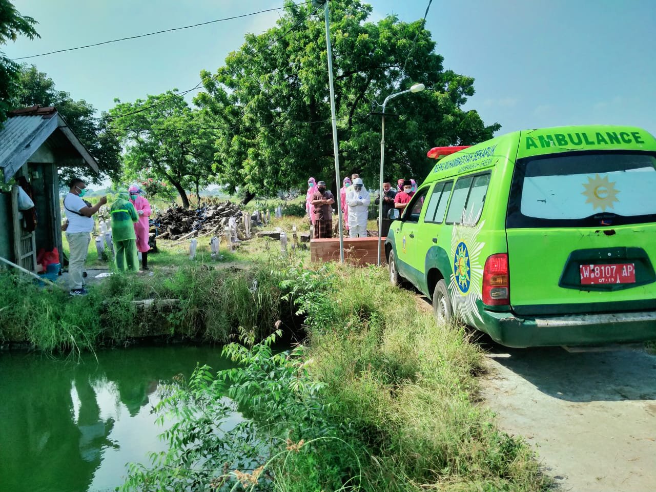 pemakaman-dengan-standar-covid-19-di-tpu-desa-tanggul-rejo.jpg