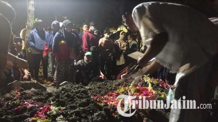 pemakaman-satu-keluarga-dalam-satu-liang-lahat-di-Benowo-surabaya.jpg