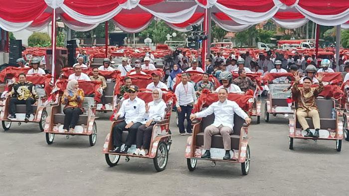 pembagian-200-unit-becak-listrik-di-Surabaya.jpg