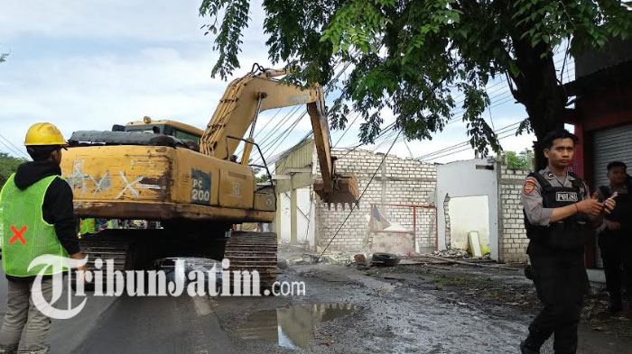 Pelebaran Jalan Raya Manyar Gresik, Puluhan Kos di Pinggir Jalan Dibongkar, 4 Alat Berat Dikerahkan