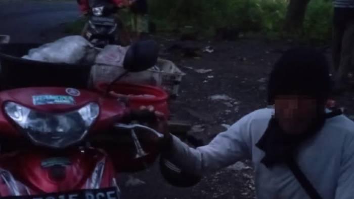 pembuang-sampah-di-kawasan-hutan-dekat-Telaga-Buret-Desa-Sawo-Tulungagung.jpg