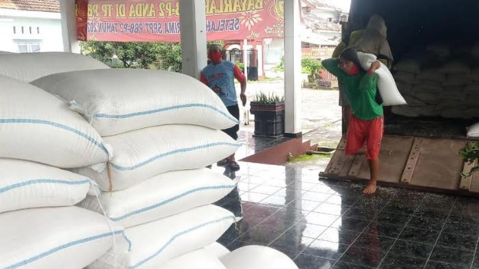 Pemkab Kediri Berikan Sembako Beras untuk Warga Kurang Mampu Terdampak Pandemi Virus Corona