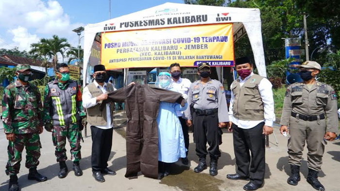pemkab-banyuwangi-mendistribusikan-apd-kepada-tenaga-kesehatan-di-pos-pantau-kalibaru.jpg