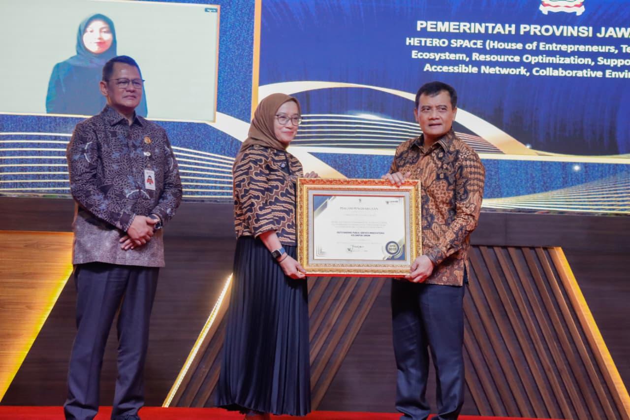 pemprov-jateng-terima-penghargaan-dari-kemen-pan-rb.jpg