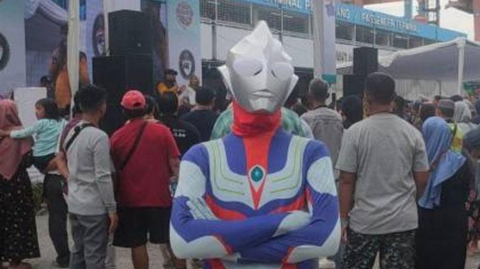 pemudik-berkostum-Ultraman-viral-di-media-sosial.jpg