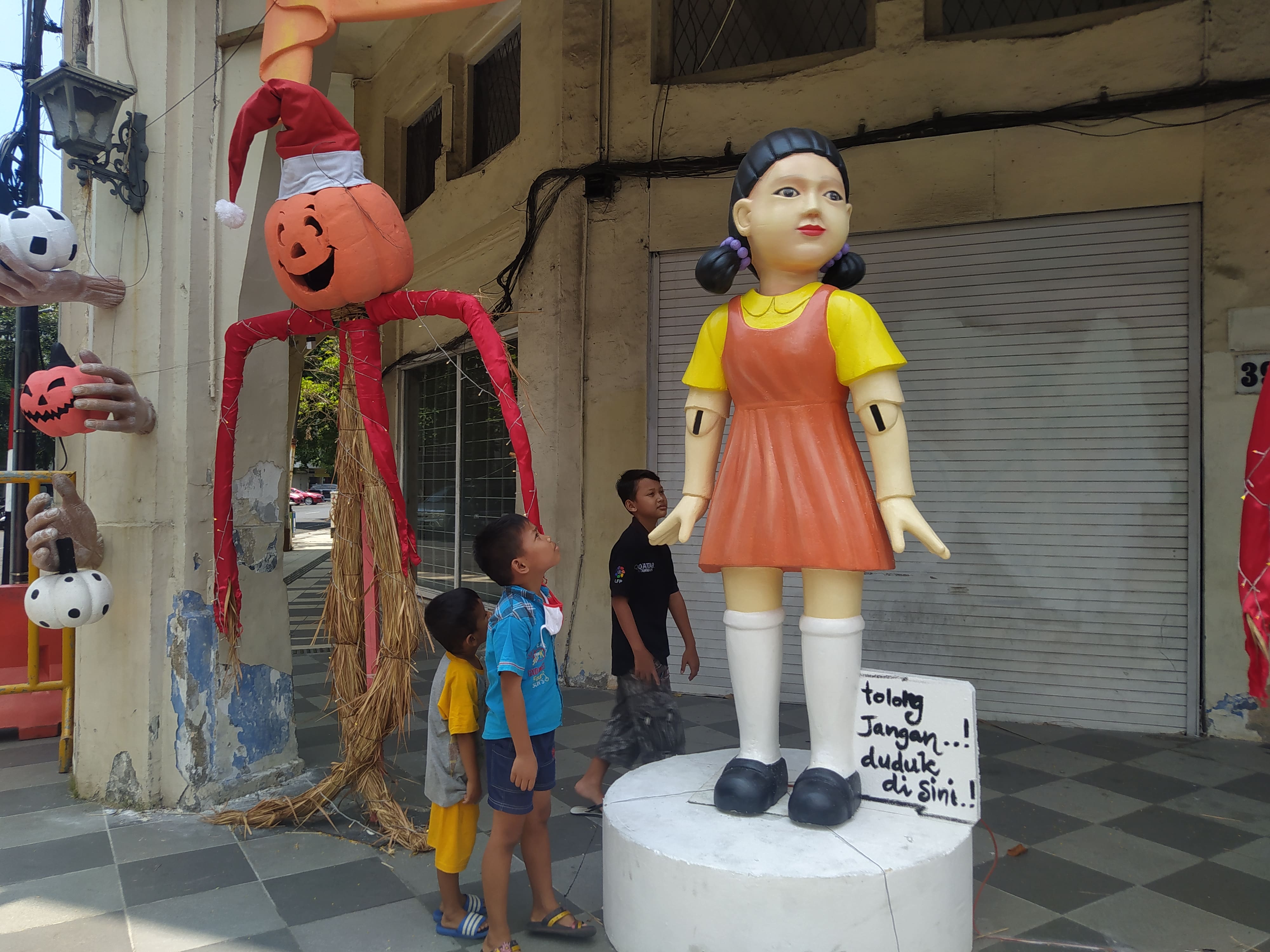 Di Surabaya ada Boneka Lampu Merah Khas Drama Squid Game, Pengendara Langsung Merinding