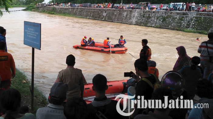 BREAKING NEWS: Jenazah Pria yang Tenggelam di Pintu Air Jabon Sidoarjo Ditemukan