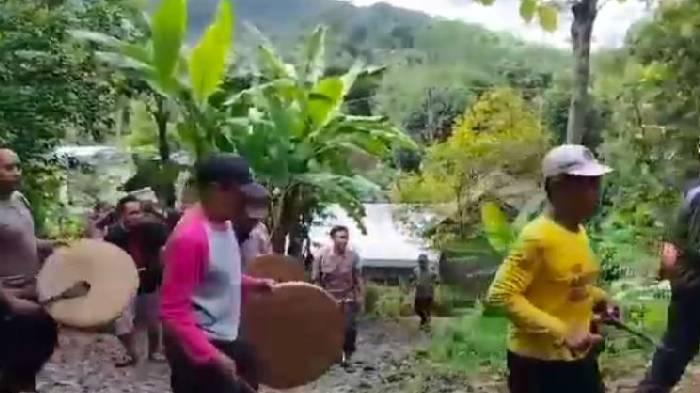 pencarian-orang-hilang-dengan-cara-tradisional-buk-buk-teng.jpg