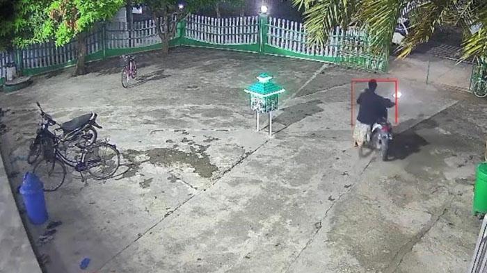 Hendak Pulang usai Salat Subuh Jamaah, Warga Madura Syok 2 Motor Raib, Maling Bersarung Terekam CCTV