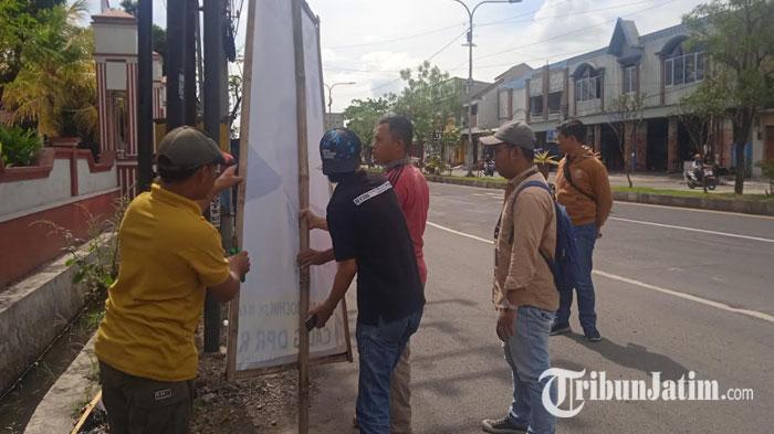 penertibann-baner-Caleg-yang-melanggar-aturan-di-Jalan-Hayam-Wuruk-Jember.jpg