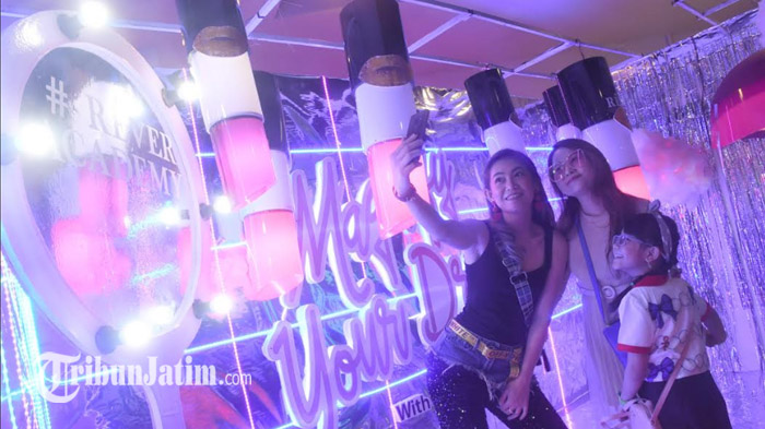 Headquarters Market 'Kongkow' Hadir di Tunjungan Plaza, Berbelanja Sambil Swafoto Atmosfir 90'an