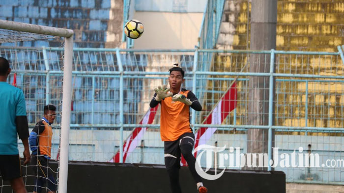 penjaga-gawang-arema-fc-kurniawan-kartika-ajie_20180823_165406.jpg