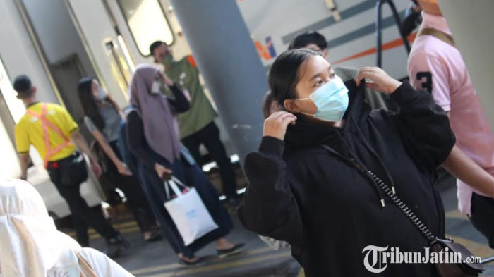 penumpang-ka-asal-jakarta-saat-tiba-di-stasiun-gubeng-surabaya.jpg