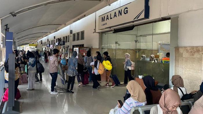 penumpang-kereta-api-di-Stasiun-Malang-ilustrasi-stasiun-malang-ilustrasi-kereta-api.jpg