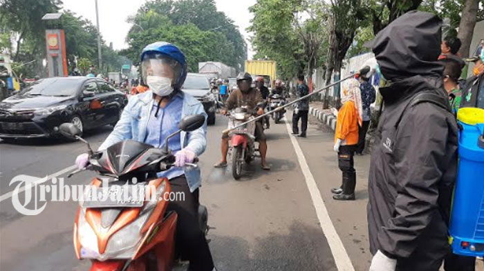penyemprotan-disinfektan-di-perbatasan-gresik-surabaya.jpg
