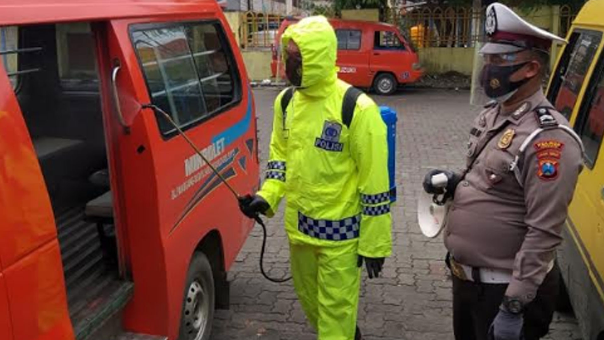 Cegah Covid-19, Satlantas Polres Gresik Lakukan Penyemprotan Disinfektan di Terminal-terminal