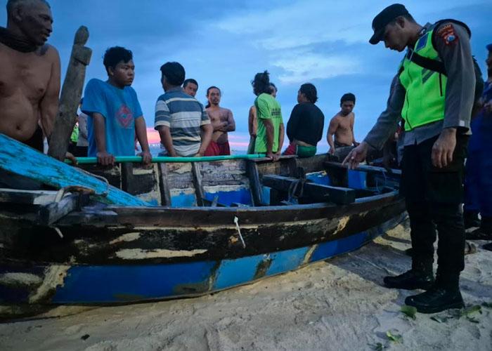 perahu-milik-Tarsip-nelayan-asal-Desa-Socorejo-Tuban-yang-ditemukan-terombang-ambing-tanpa-awak.jpg