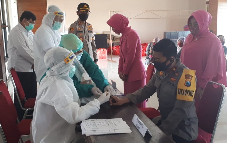 peringati-hari-bhayangkara-ke-74-polres-nganjuk-gelar-rapid-test-untuk-anggota-polri.jpg