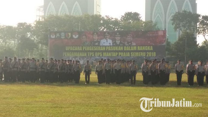 personel-gabungan-mengikuti-apel-pengamanan-pilkada-jawa-timur_20180625_093518.jpg