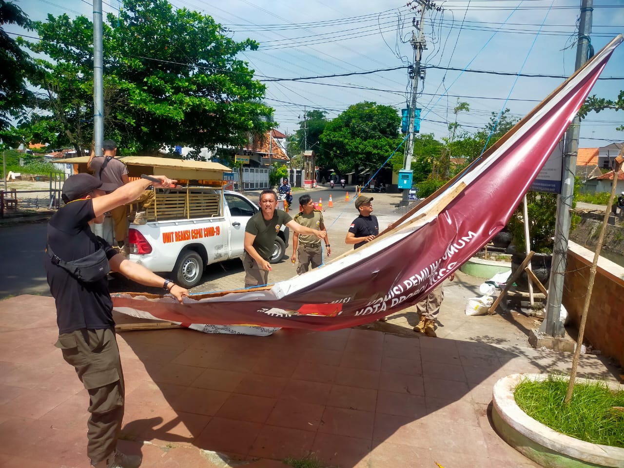 personel-satpol-kota-probolinggo-tengah-menertibkan-spanduk-liar-kamis-22122022.jpg