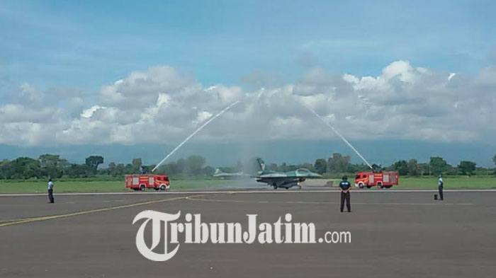 Usai Jalani 'Ritual' Mandi Khusus, 24 Pesawat F-16 Diserahkan Menhan ke Panglima TNI