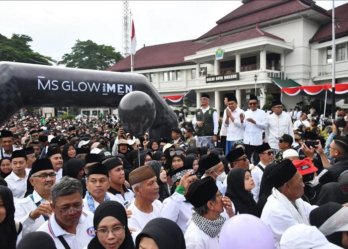 peserta-Jalan-Sehat-Sarungan-Santri-Fun-Walk-saat-dilepas-dari-depan-Balai-Kota-Malang.jpg