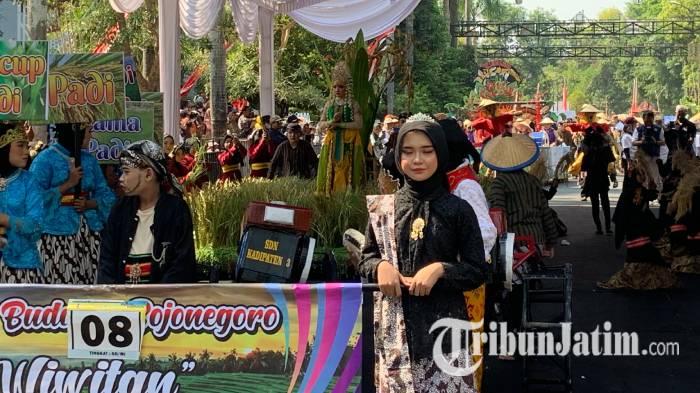 peserta-Pawai-Budaya-Bojonegoro-2023-saat-berangkat-di-garis-start.jpg