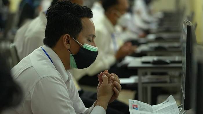 peserta-skd-cpns-2021-dengan-khusyuk-berdoa-memohon-agar-dimudahkan.jpg