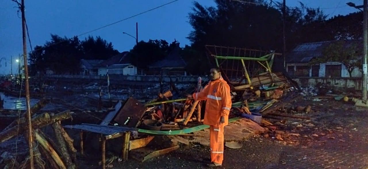 Pemukiman hingga Pasar Ikan di Lekok Geger Pasuruan Porak Poranda, Disapu Angin Puting Beliung
