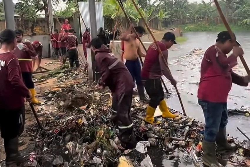 petugas-Pemkot-Surabaya-melakukan-pembersihan-sungai-dari-sampah.jpg