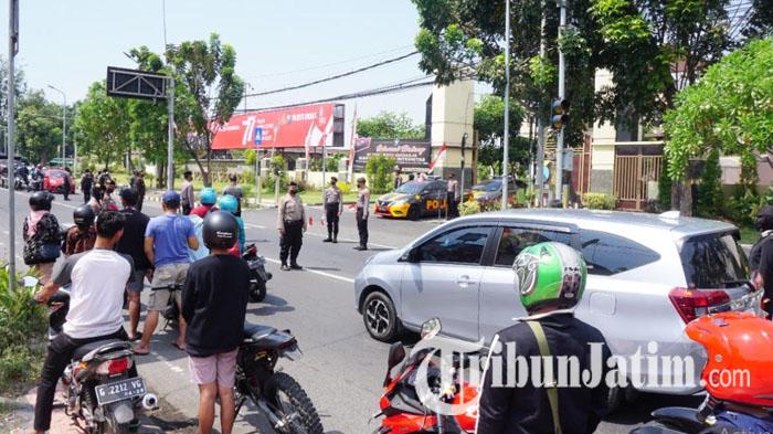 petugas-Polresta-Sidoarjo-menghentikan-semua-kendaraan-yang-melintas-saat-Detik-detik-Proklamasi.jpg