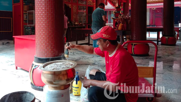 petugas-klenteng-eng-an-kiong-saat-membersihkan-peralatan.jpg