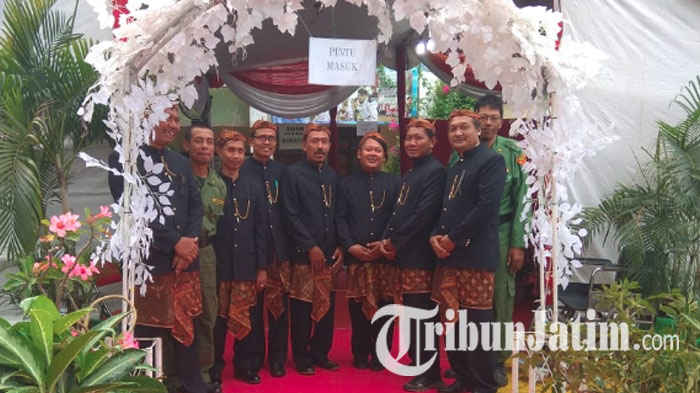 Demi Tarik Minat Masyarakat, Petugas TPS di Tempat Khofifah akan Nyoblos Pakai Baju Adat Jawa Timur