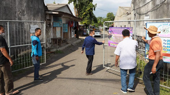 petugas-melakukan-persiapan-pembukaan-kembali-pasar-hewan-di-jl-raung-kota-kediri.jpg
