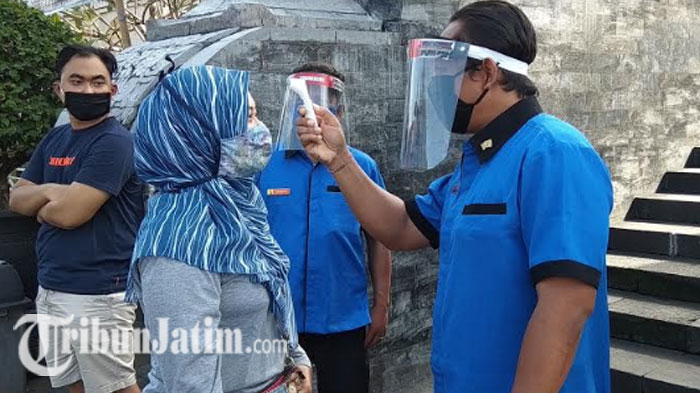 petugas-memeriksa-suhu-tubuh-peziarah-makam-bung-karno.jpg