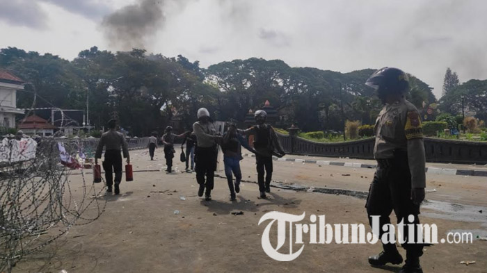 Demo Omnibus Law di Malang Ricuh, Sejumlah Pendemo Diamankan, Puluhan Orang Terluka, 1 Mobil Dibakar