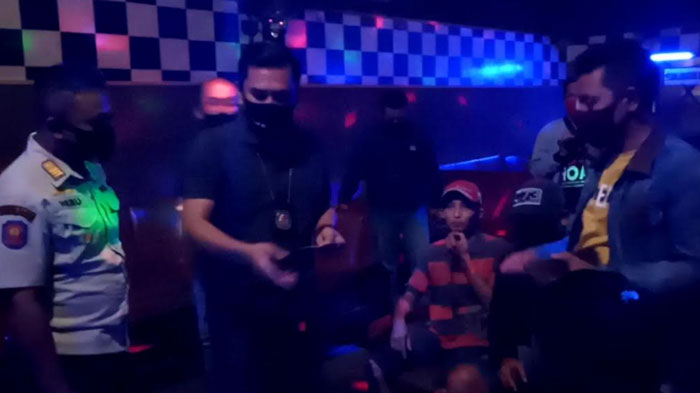 petugas-merazia-tempat-hiburan-malam-di-awal-pandemi-covid-19.jpg