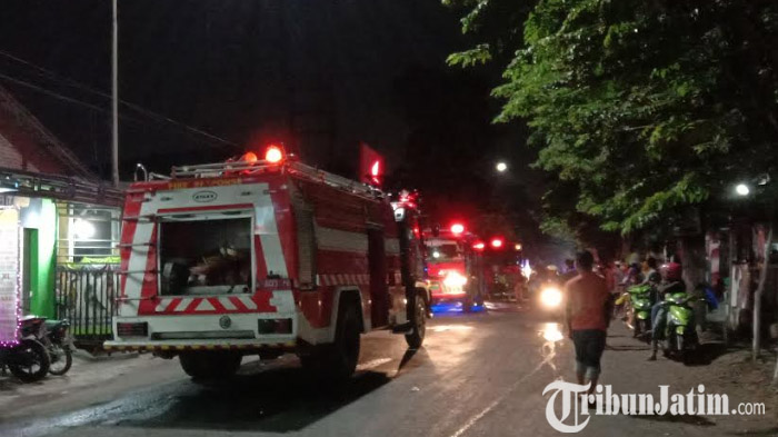 BREAKING NEWS - Pabrik Plastik di Wilayah Jemundo Sidoarjo Kembali Terbakar, 5 Unit PMK Dikerahkan