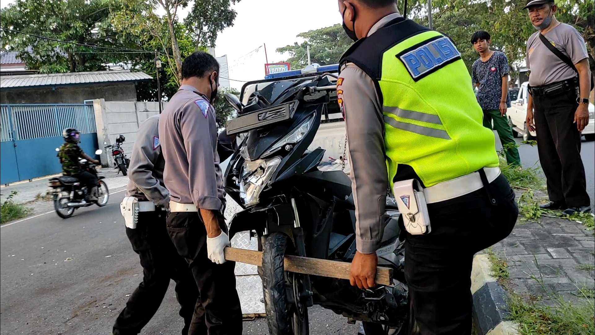 petugas-satlantas-polres-madiun-kota-melakukan-evakuasi-sepeda-motor-korban.jpg
