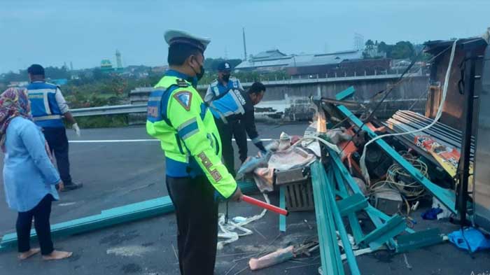 Pecah Ban, Pickup Bermuatan Pagar Besi 2 Ton Terguling di Tol Surabaya-Mojokerto, 1 Orang Tewas