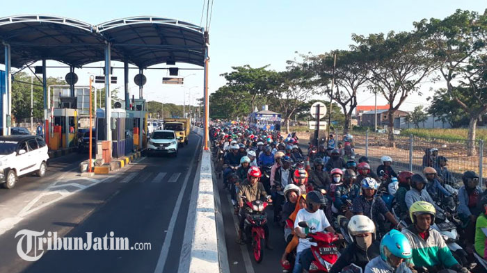 pintu-masuk-gerbang-tol-jembatan-suramadu-dari-sisi-surabaya_20180614_162938.jpg