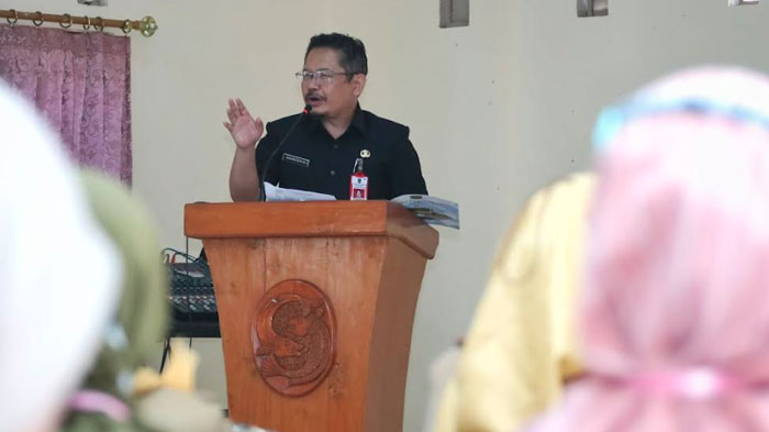 pj-sekda-trenggalek-andriyanto-saat-membuka-pelatihan-bagi-65-perempuan.jpg