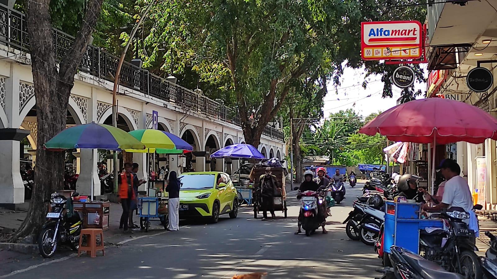 pkl-alun-alun-gresik-soal-harga-plastik.jpg