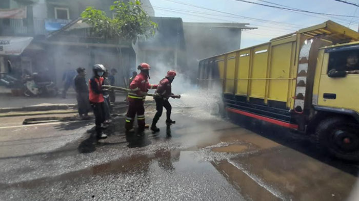 pmk-kota-malang-berupaya-memadamkan-truk-yang-terbakar-usai-terkena-sambaran-api.jpg