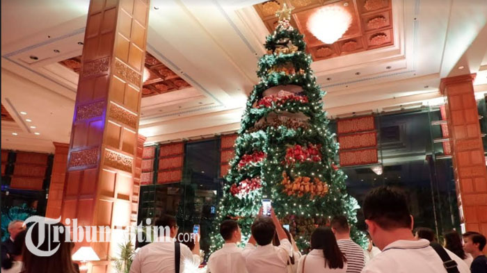 Shangri-La Hotel Surabaya Ajak Berbagi di Hari Natal, Cukup Beli Boneka Beruang Batik Karya UKM