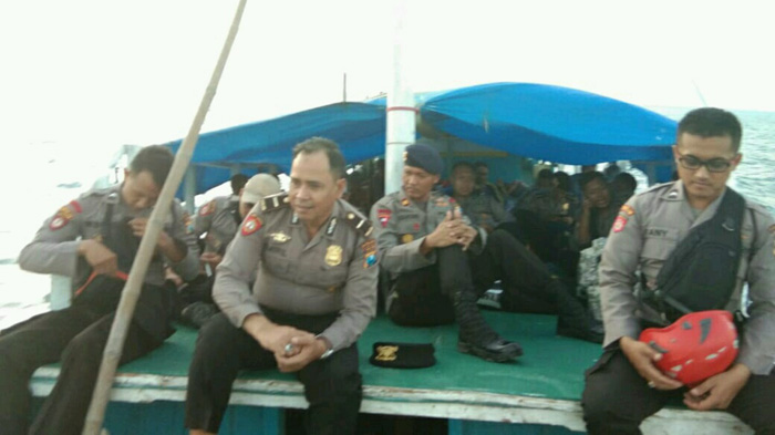 polisi-bantu-gempa-di-pulau-sapudi-sumenep_20181012_105316.jpg